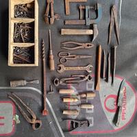 utensili vecchi martello tronchesi cacciaviti