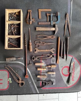 utensili vecchi martello tronchesi cacciaviti