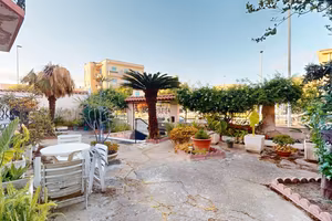 Villa bilivelli con ampio giardino su 3 lati