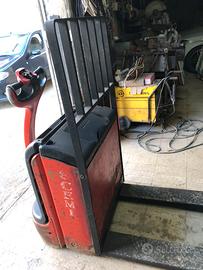 Trespallet elettrico con carica batteria