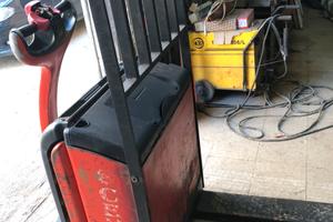 Trespallet elettrico con carica batteria