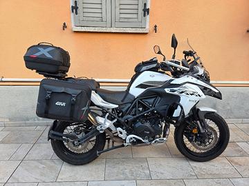 Benelli TRK 502 X con bauletti, piastre e borsa