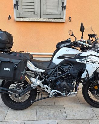 Benelli TRK 502 X con bauletti, piastre e borsa