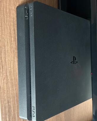 Ps4 slim 1 TB semi nuova