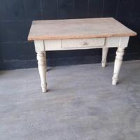 Antico tavolo con gambe a cipolla