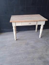 Antico tavolo con gambe a cipolla