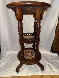 Tavolino a piedistallo a tre livelli.