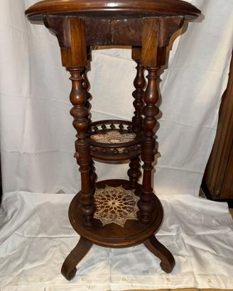 Tavolino a piedistallo a tre livelli.