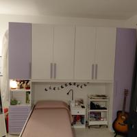 Cameretta con armadio a ponte, letto e scrivania