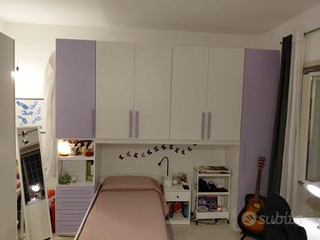 Cameretta con armadio a ponte, letto e scrivania