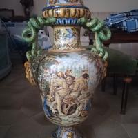 Antico vaso in maiolica istoriato