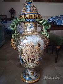 Antico vaso in maiolica istoriato