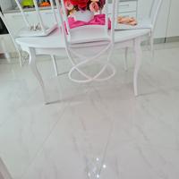 Tavolo estendibile ovale di colore bianco + 4 Sedi