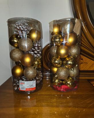 Set palline oro e pigne, decorazione natalizia
