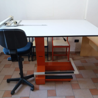 Tavolo da disegno con tecnigrafo e sedia