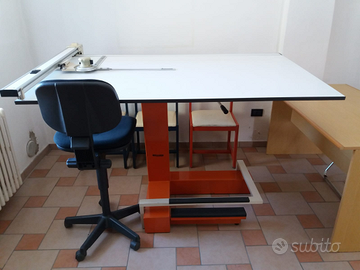 Tavolo da disegno con tecnigrafo e sedia