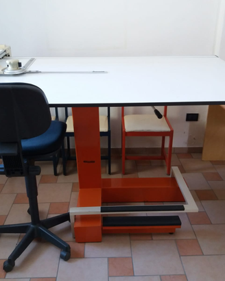 Tavolo da disegno con tecnigrafo e sedia