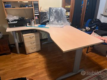 Scrivania in legno 190 x 160 con cassettiera