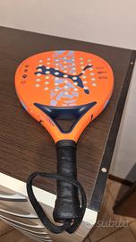 racchetta padel Puma e palline Wilson