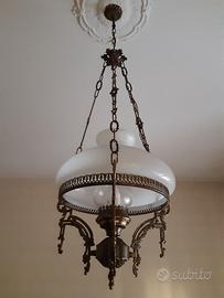 Lampadario con paralume in vetro opalino bianco