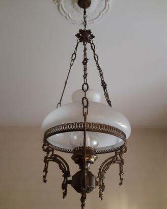 Lampadario con paralume in vetro opalino bianco