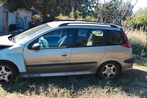 Peugeot 206 station wagon incidentata