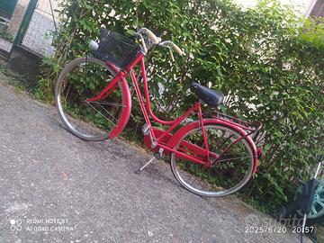 Bici rossa con freni a bacchetta