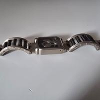 Orologio metallaro bianco e nero