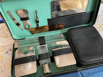 Antico set da viaggio in vera pelle di foca