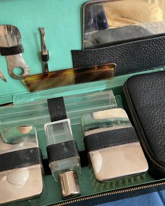 Antico set da viaggio in vera pelle di foca