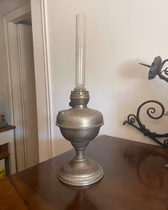 Lampada a petrolio antica metallo nichelato vetro