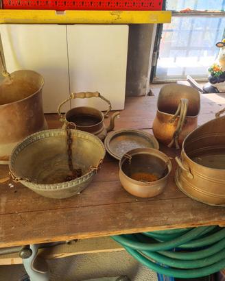 Vasi e brocche in rame antico
