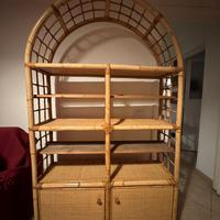 Libreria etnica in bambù e rattan con arco