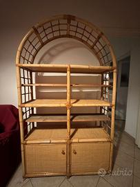 Libreria etnica in bambù e rattan con arco