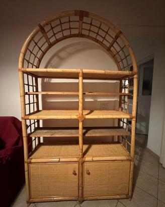 Libreria etnica in bambù e rattan con arco