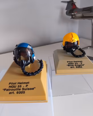 2 CASCHI PILOTA MODELLINI 1:8  art.6002 e art.6005