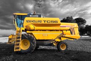 Mietitrebbia usata New Holland TC56 con barra