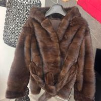 Visone donna con cappuccio