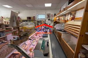 Attività / Licenza di 100 m² con 1 locale a Mondra