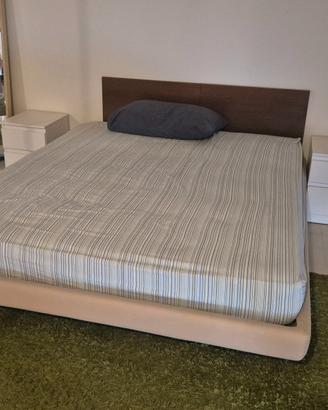 Struttura letto matrimoniale con materasso