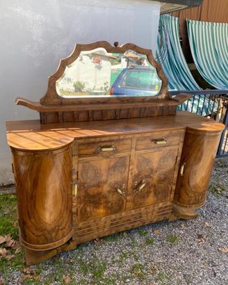 Credenza con specchio e tavolo