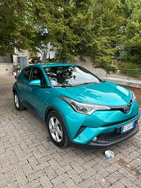 Toyota CHR in colorazione Radiant green.