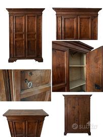 Armadio vintage in legno massello