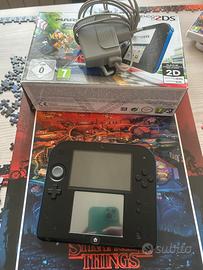 Nintendo 2ds con caricatore e scatola
