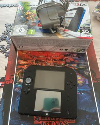 Nintendo 2ds con caricatore e scatola