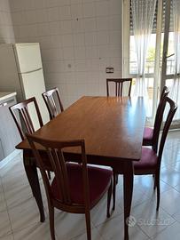 tavolo in legno con 6 sedie imbottite