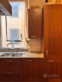Cucina moderna completa di elettrodomestici