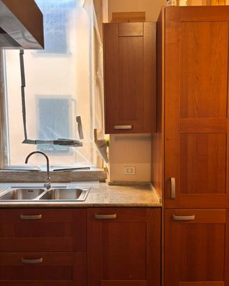 Cucina moderna completa di elettrodomestici