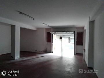 Box / Garage di 90 m² a Prato