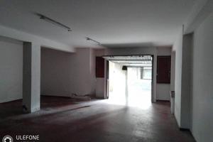 Box / Garage di 90 m² a Prato